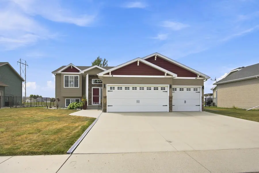 4801 Lavonne CT S, Fargo, ND 58104