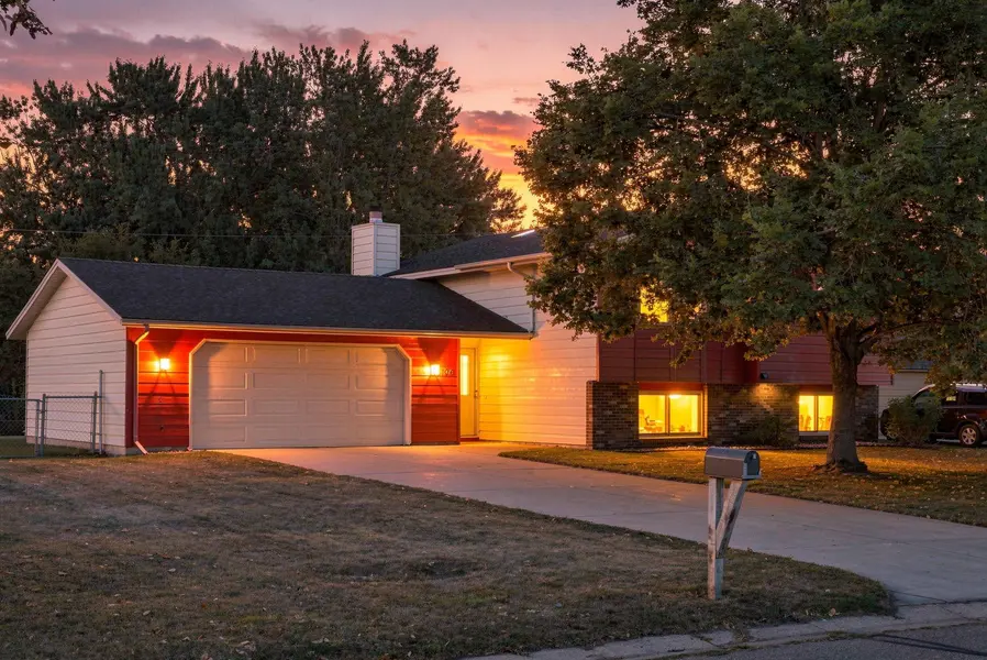 8106 Vincent AVE N, Brooklyn Park, MN 55444