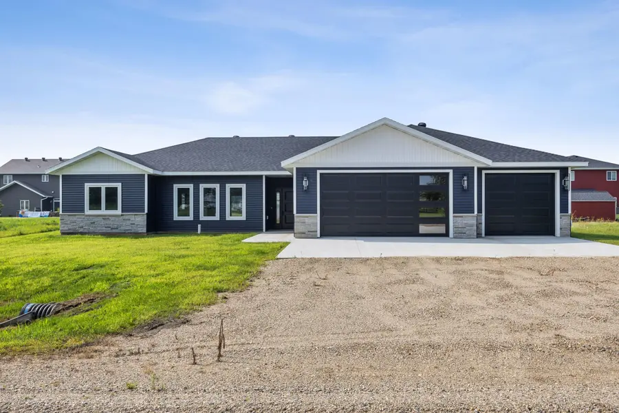 301 Pine DR, Hankinson, ND 58041