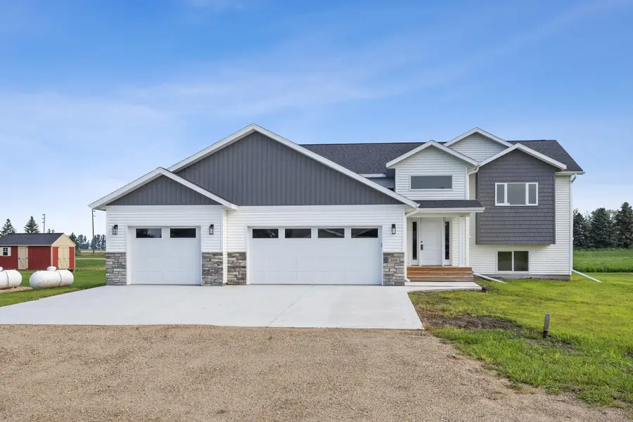 300 Prairie DR N, Hankinson, ND 58041