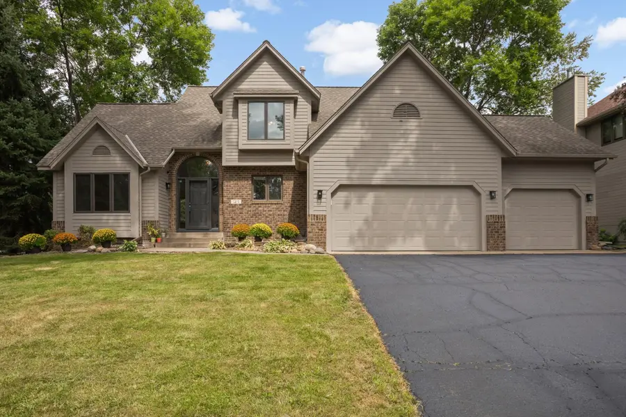 1381 Interlachen DR, Eagan, MN 55123
