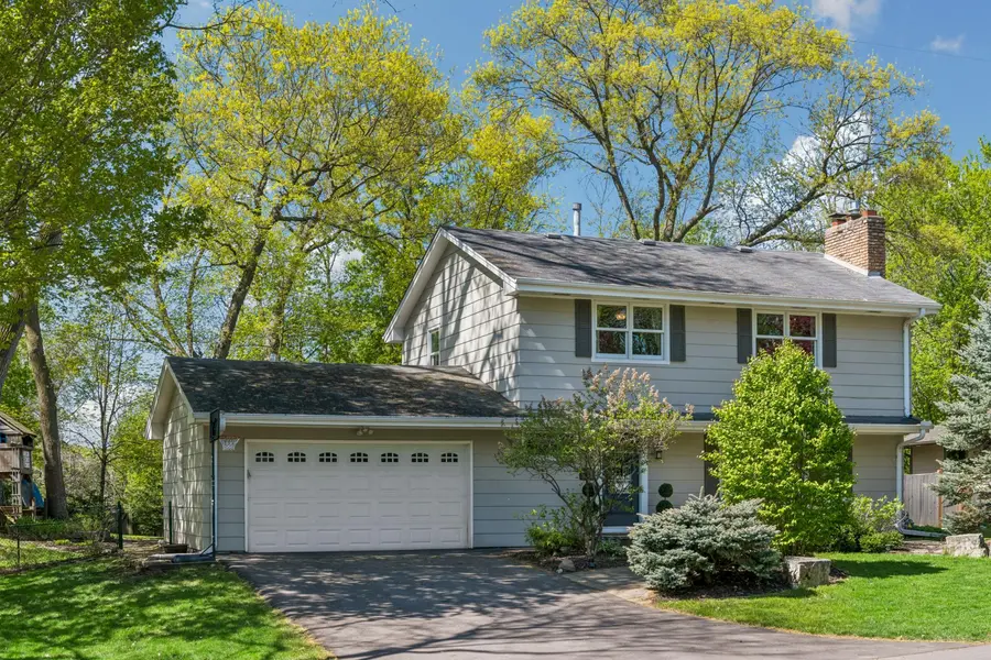 290 Ridgeview DR E, Wayzata, MN 55391
