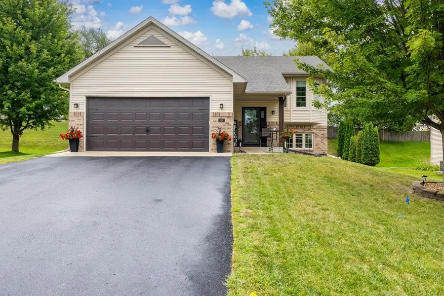 924 Firethorne TRL, Jordan, MN 55352