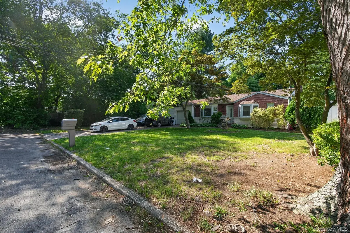 3 Hickory PL, Bay Shore, NY 11706