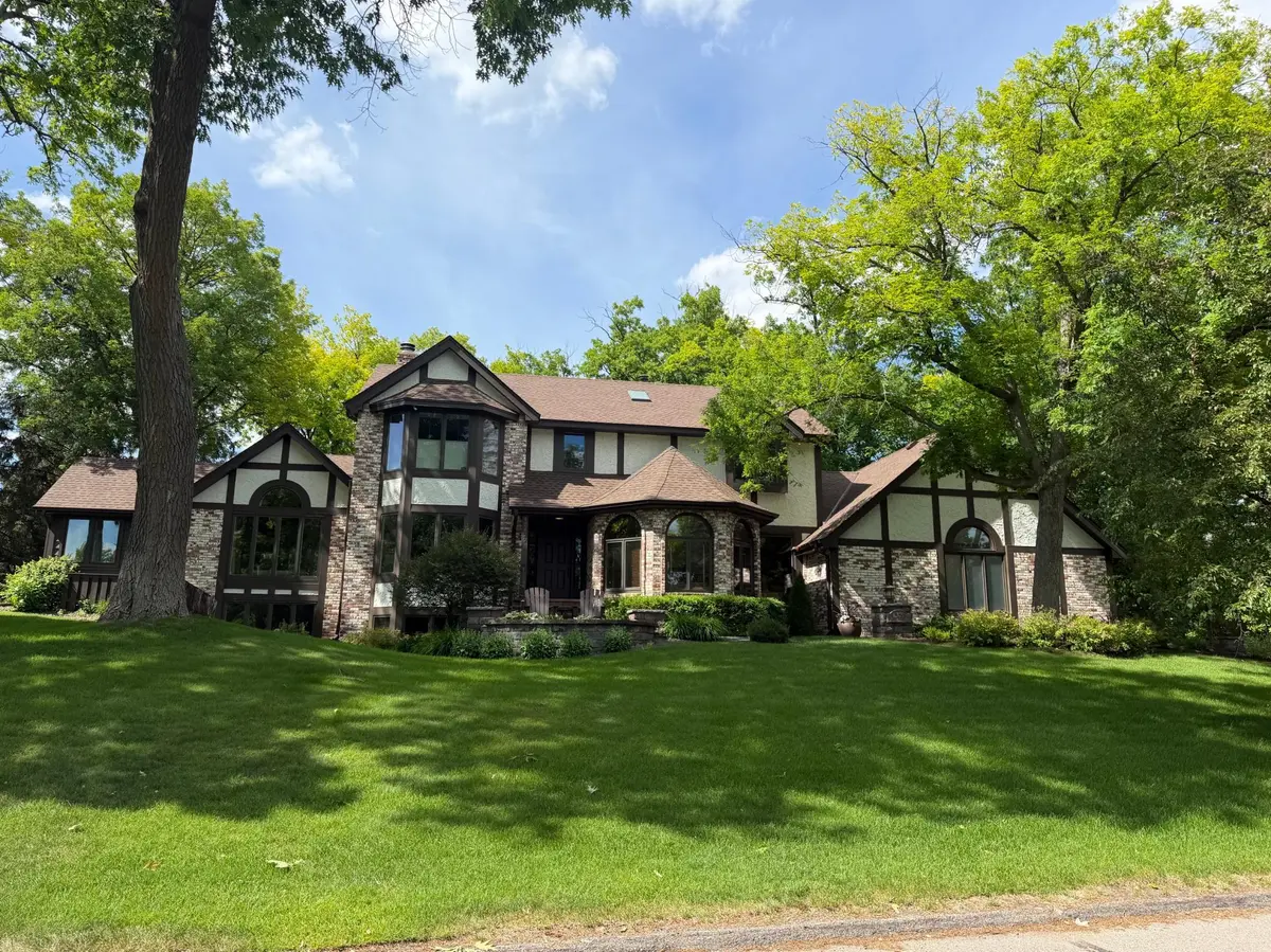 12420 Bent Tree LN, Hopkins, MN 55305