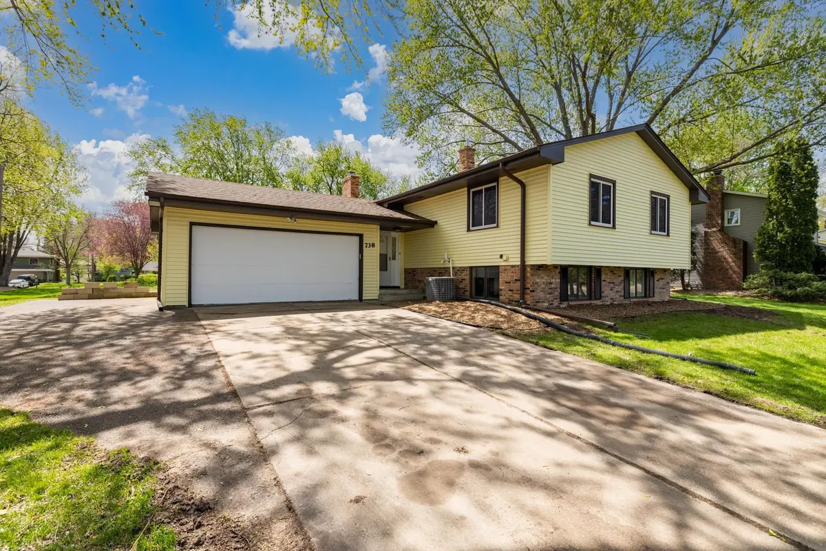 738 County Road B E, Maplewood, MN 55117