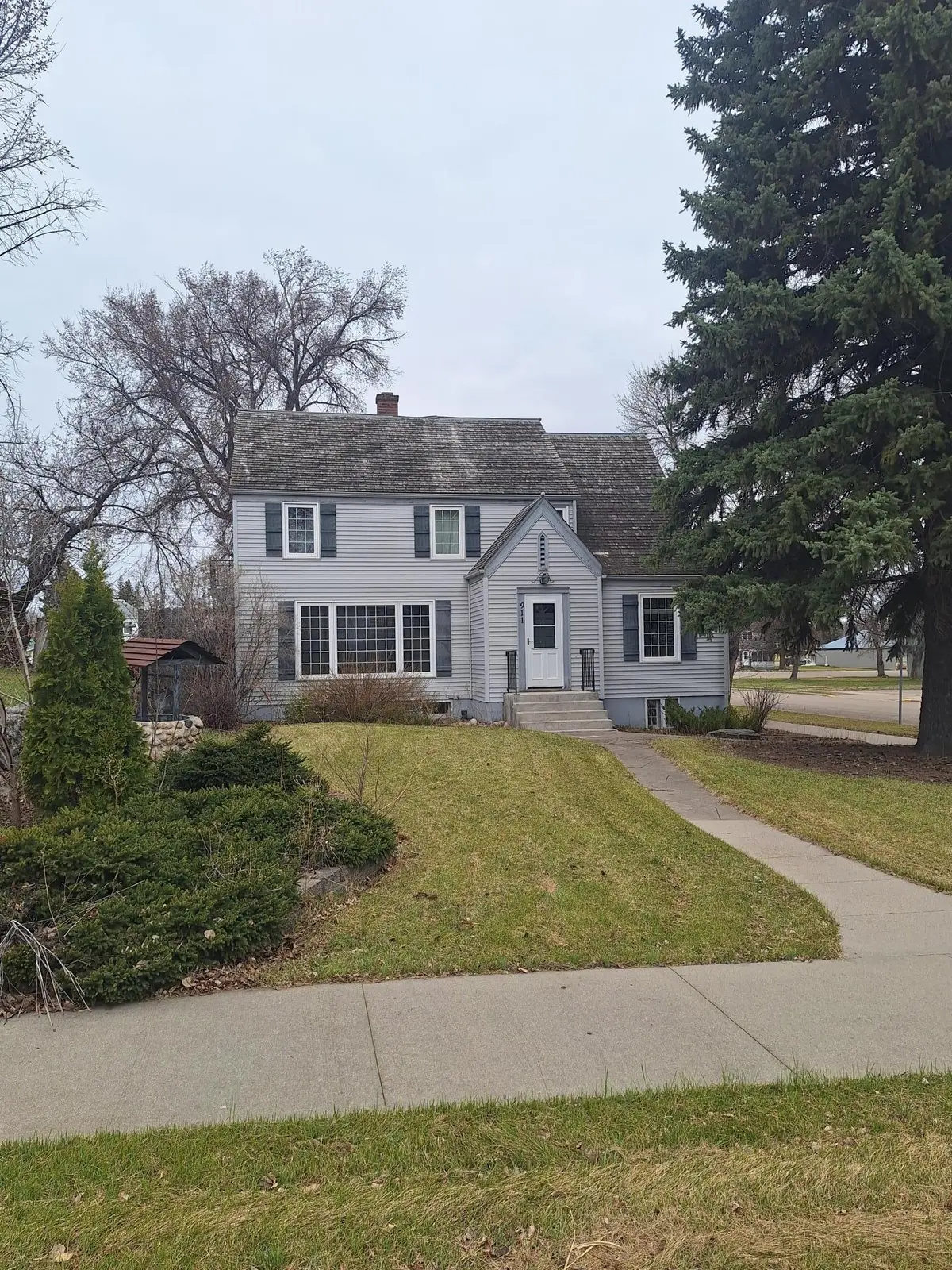 911 Emmerling AVE, Walhalla, ND 58282