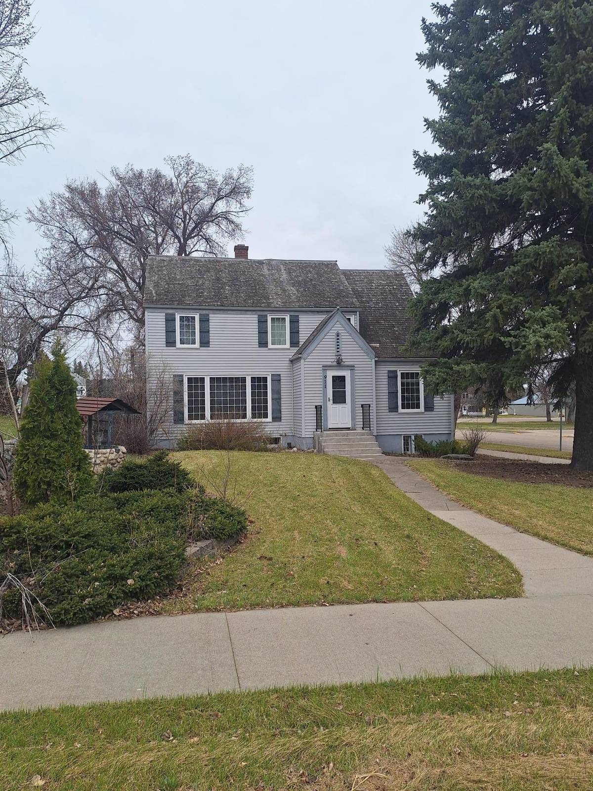 911 Emmerling AVE, Walhalla, ND 58282
