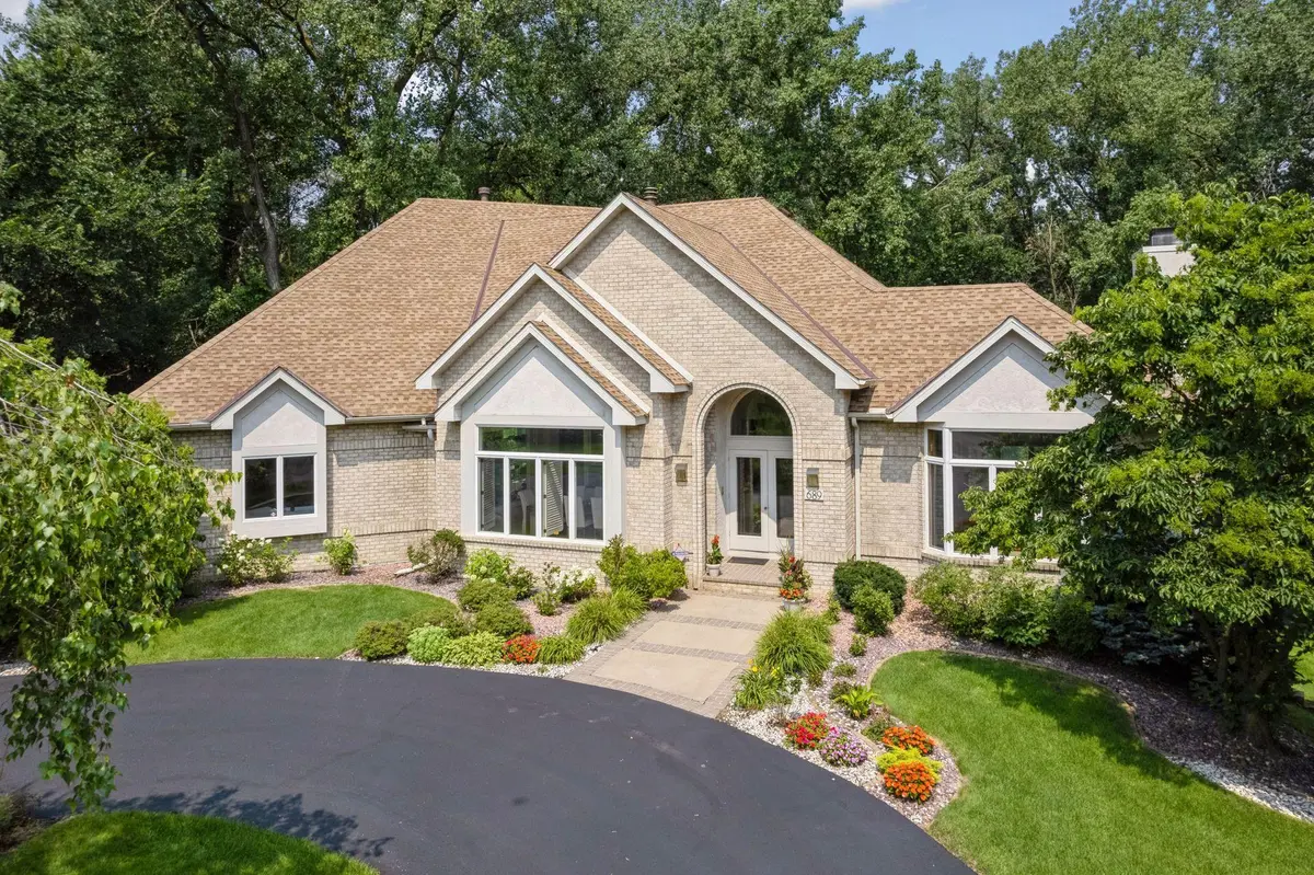 689 Brookside LN, Mendota Heights, MN 55118