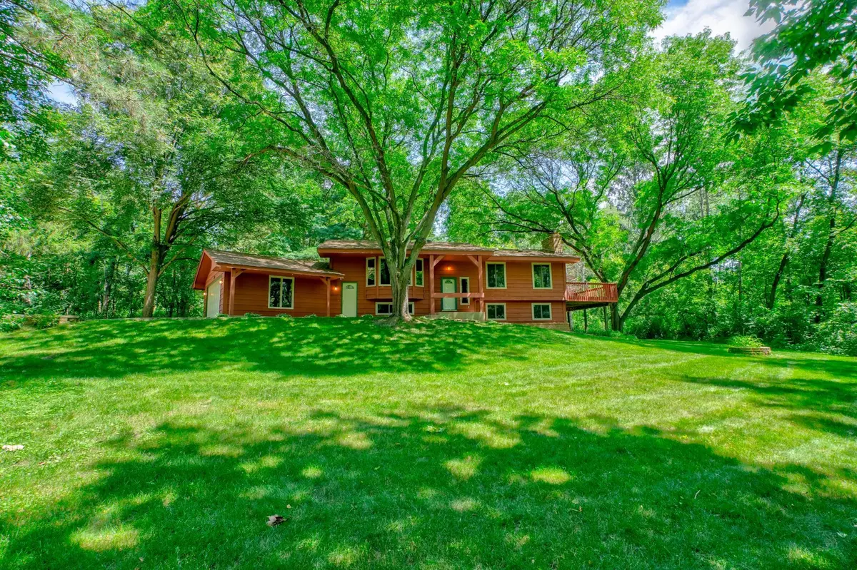 10 High Circle WAY, North Oaks, MN 55127
