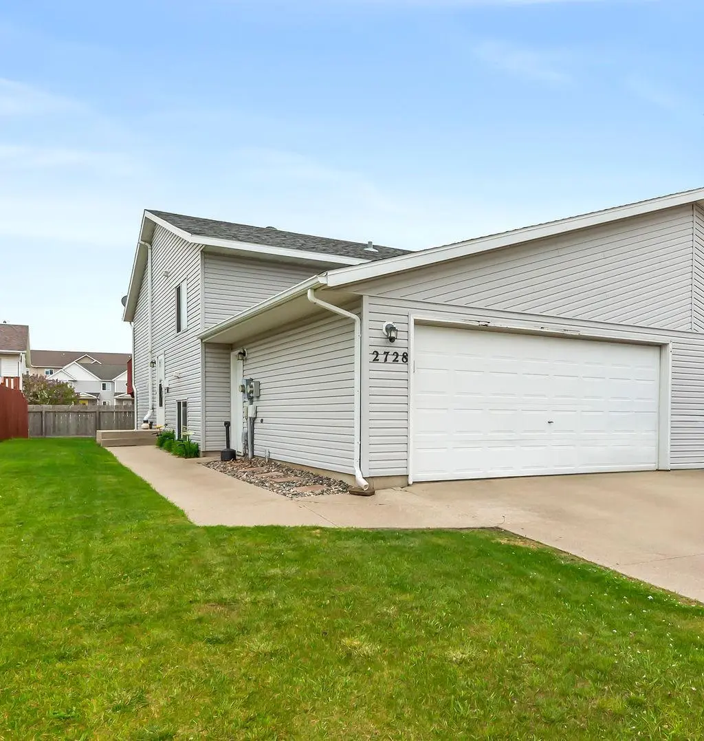 2728 33 1/2 AVE S, Fargo, ND 58104