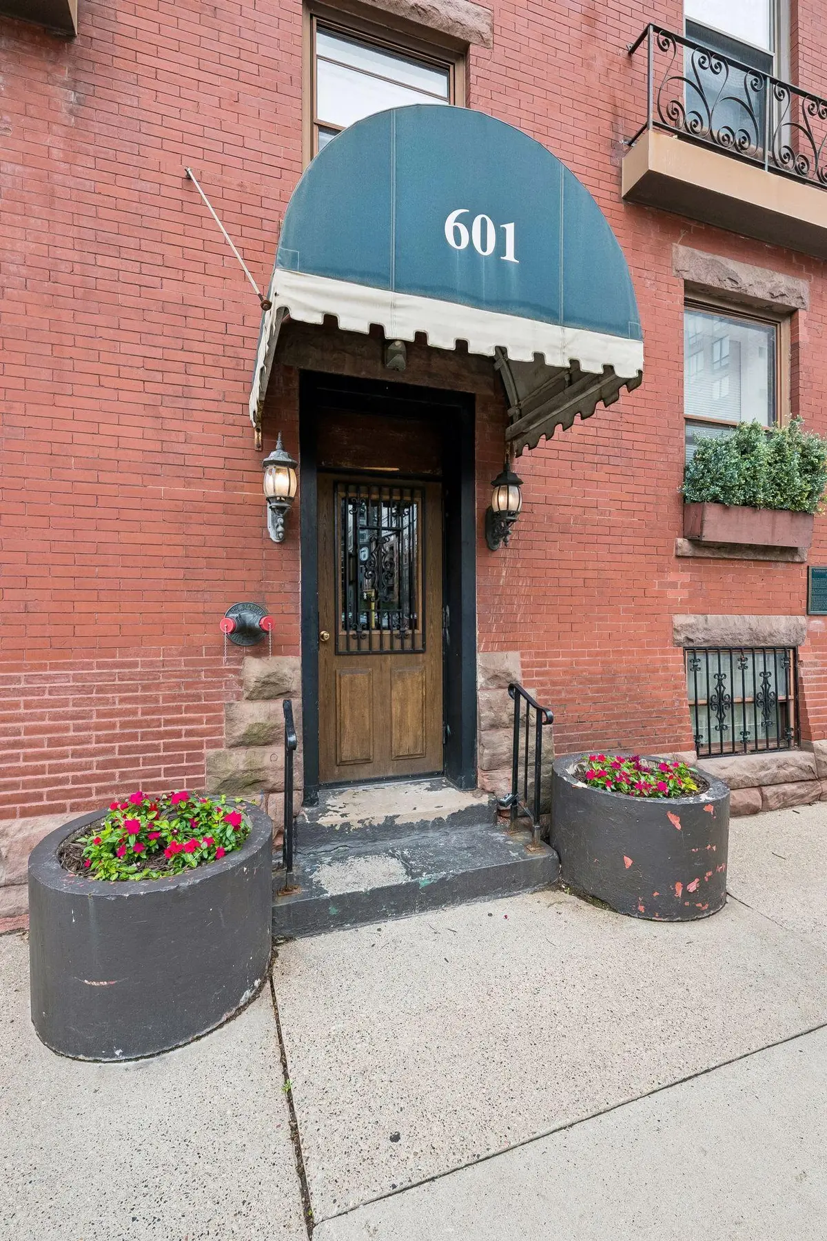 601 S 9th ST #1, Minneapolis, MN 55404