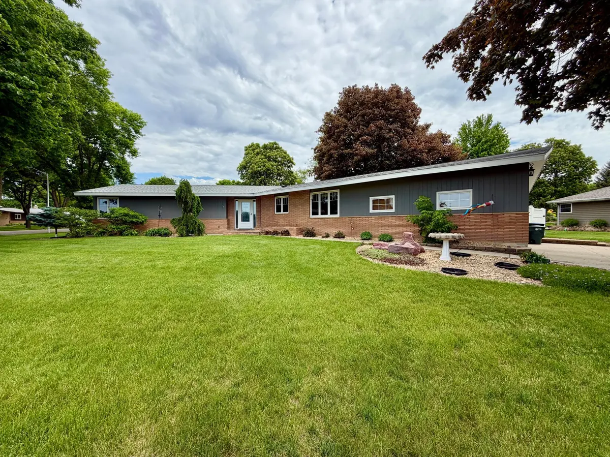 306 S Fairview DR, Luverne, MN 56156
