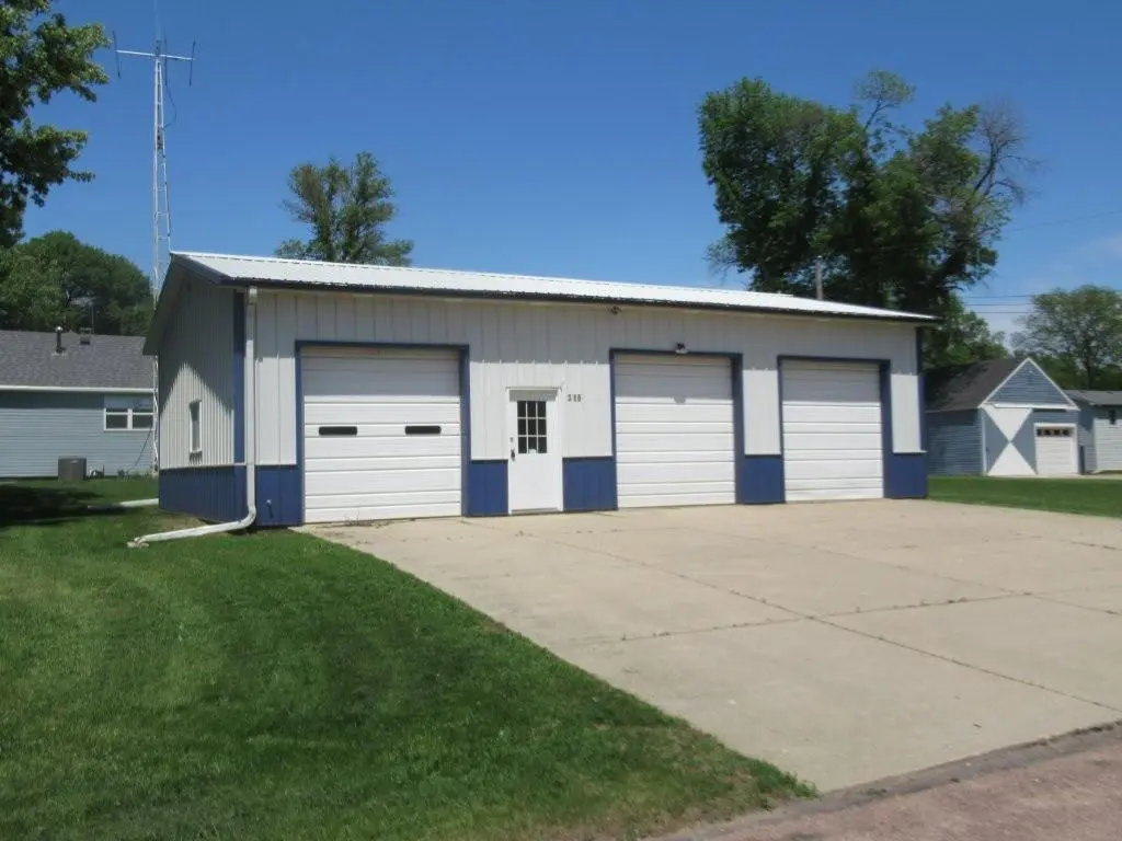 129 S Summit AVE, Hills, MN 56138