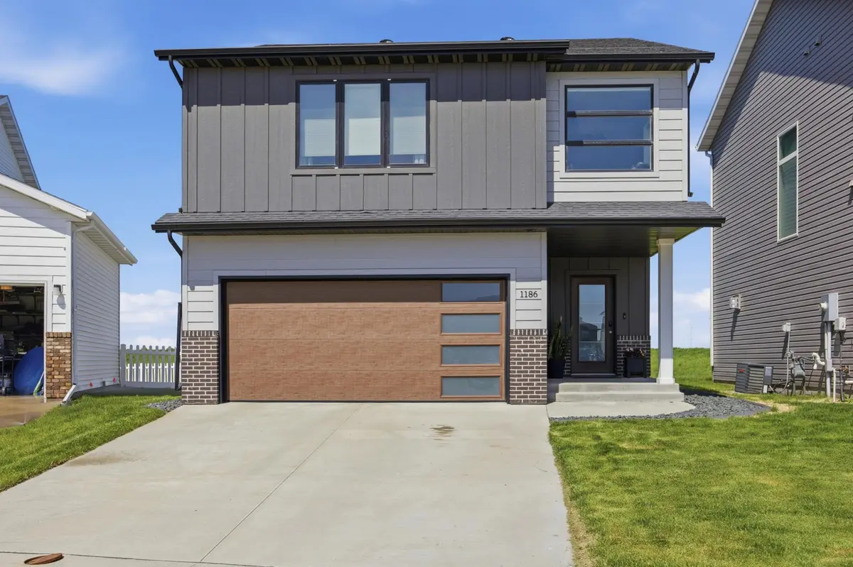 1186 Albert CT W, West Fargo, ND 58078