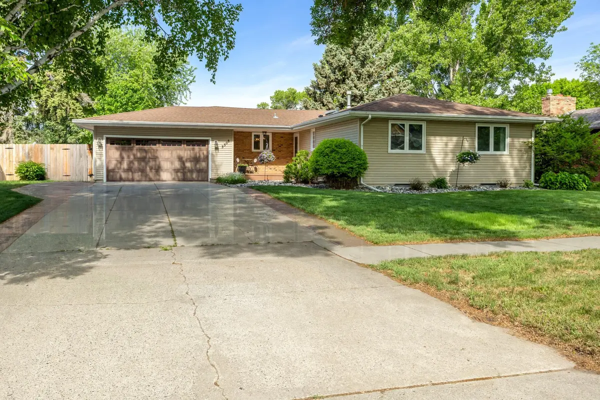 3308 Elm ST N, Fargo, ND 58102