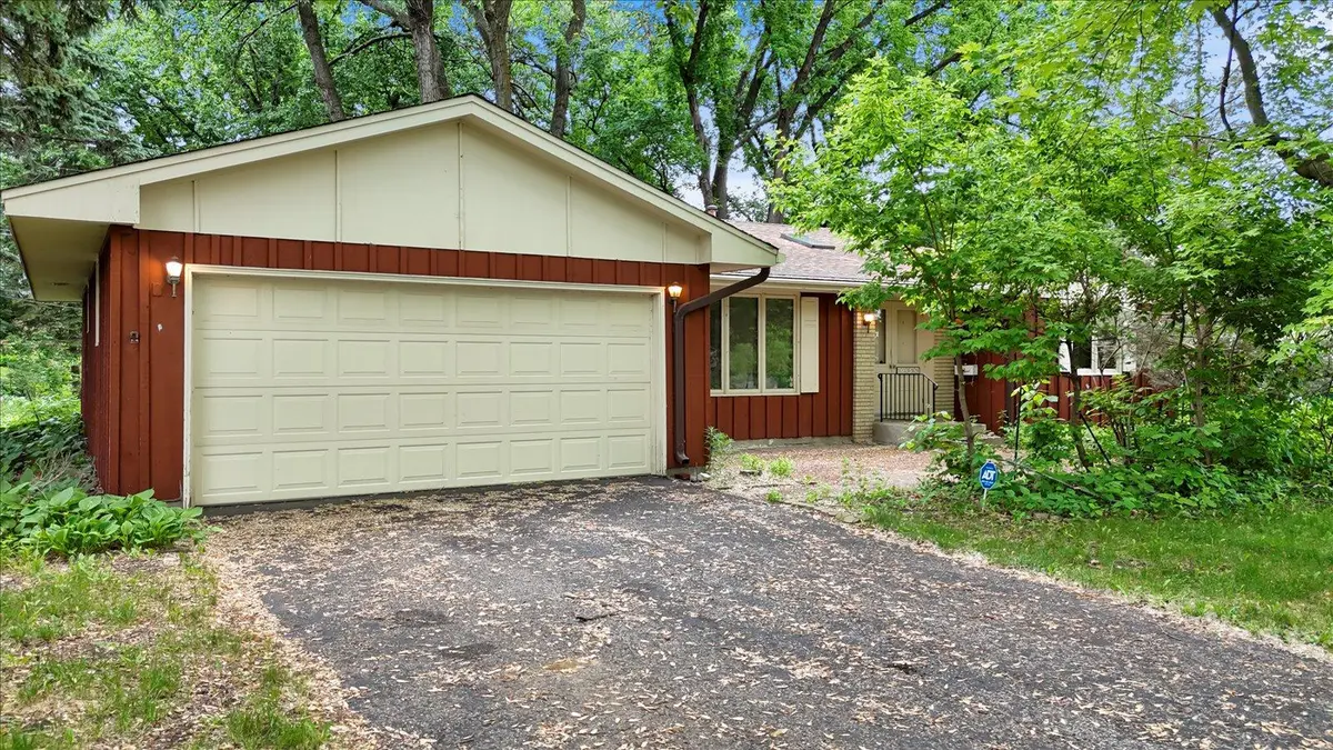 13009 Lakeview DR, Burnsville, MN 55337