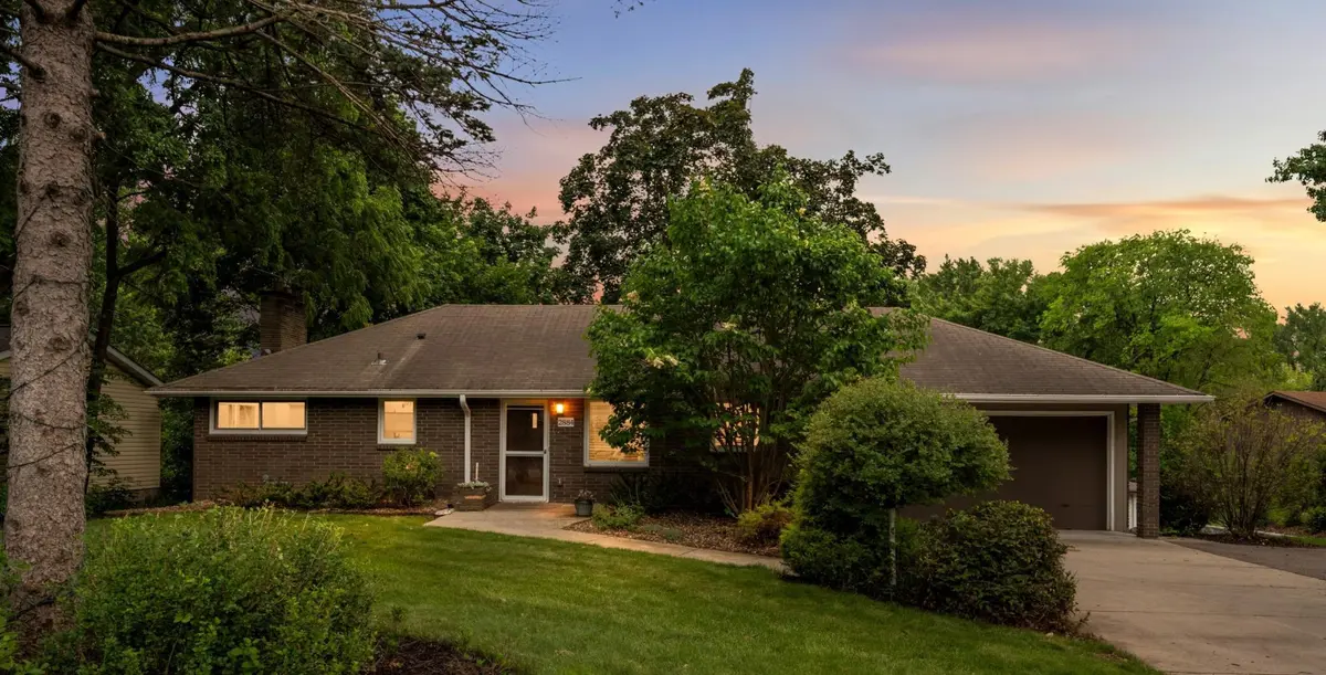 2884 W Owasso BLVD, Roseville, MN 55113