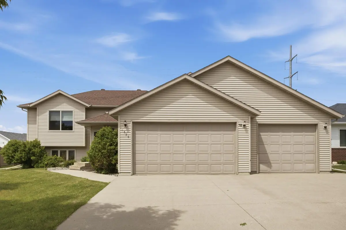 1534 Woodridge LN, West Fargo, ND 58078