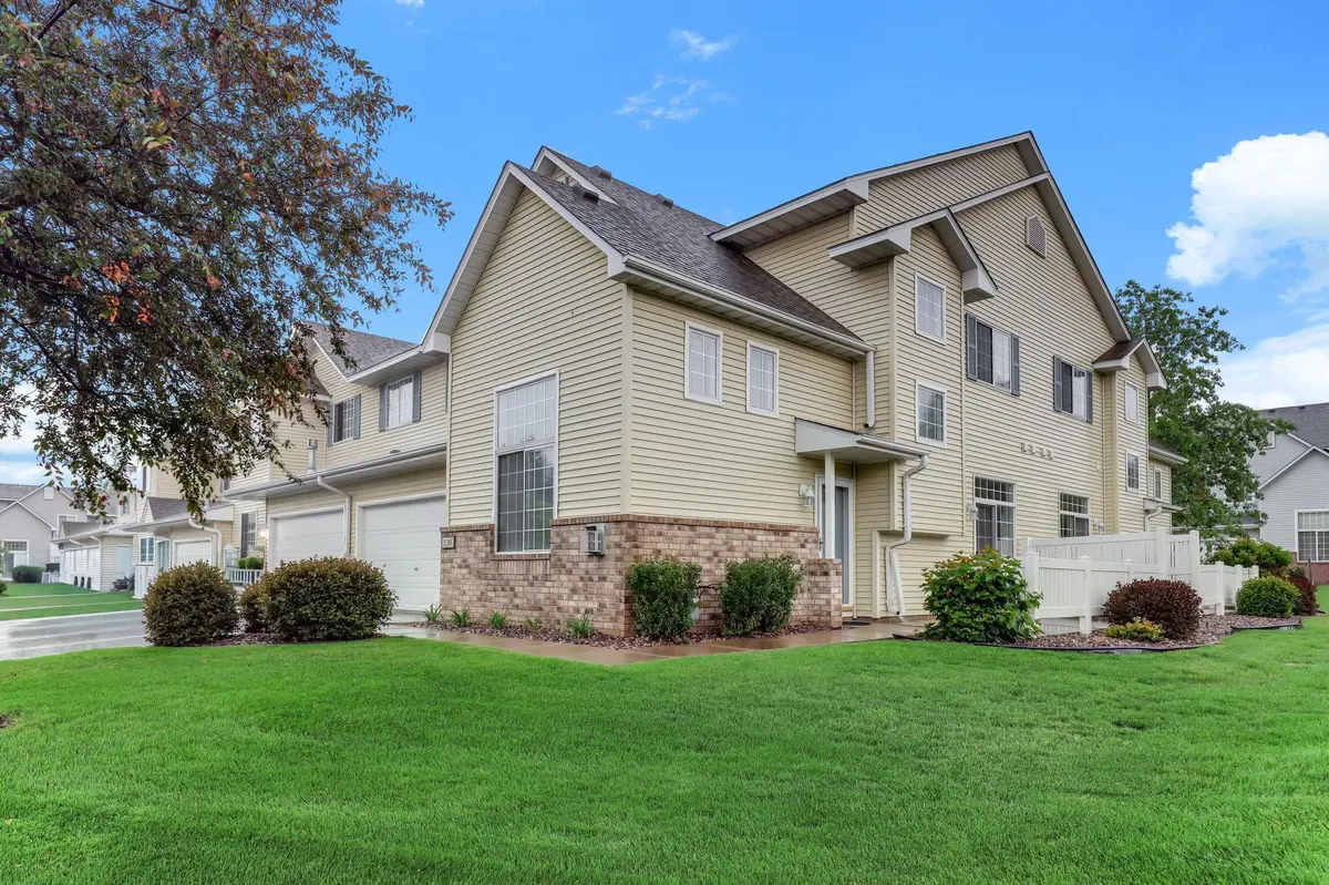 3128 Juniper LN #E, Woodbury, MN 55125