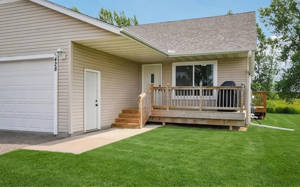 428 E Cheyenne ST, Roberts, WI 54023