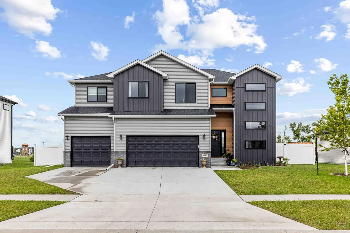 4212 Pine Pkwy S, Fargo, ND 58104