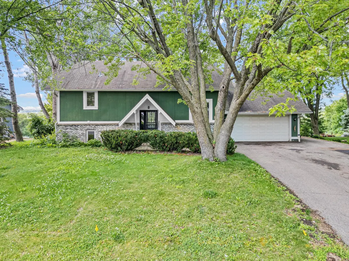 8955 Hilltop DR, Saint Bonifacius, MN 55375