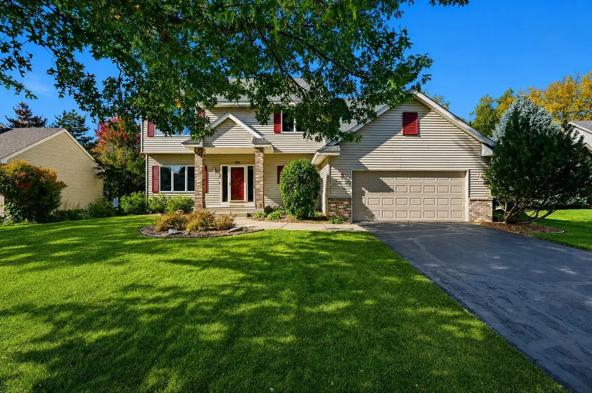 1860 Spinaker DR, Woodbury, MN 55125
