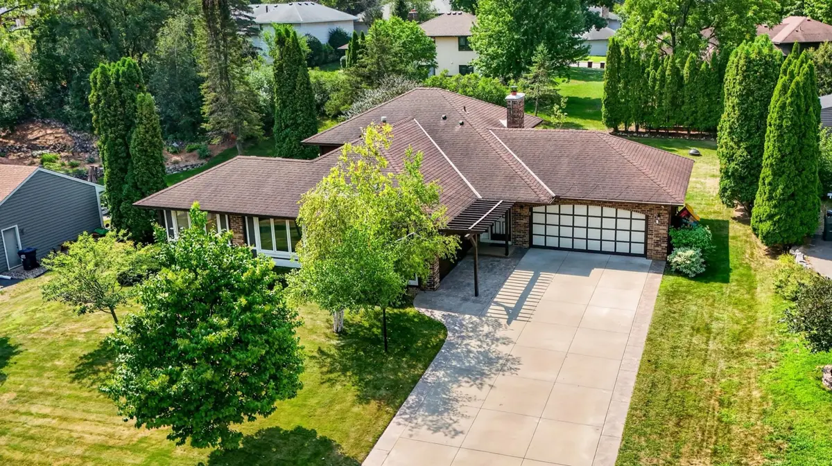 21 Carriage LN, Burnsville, MN 55306