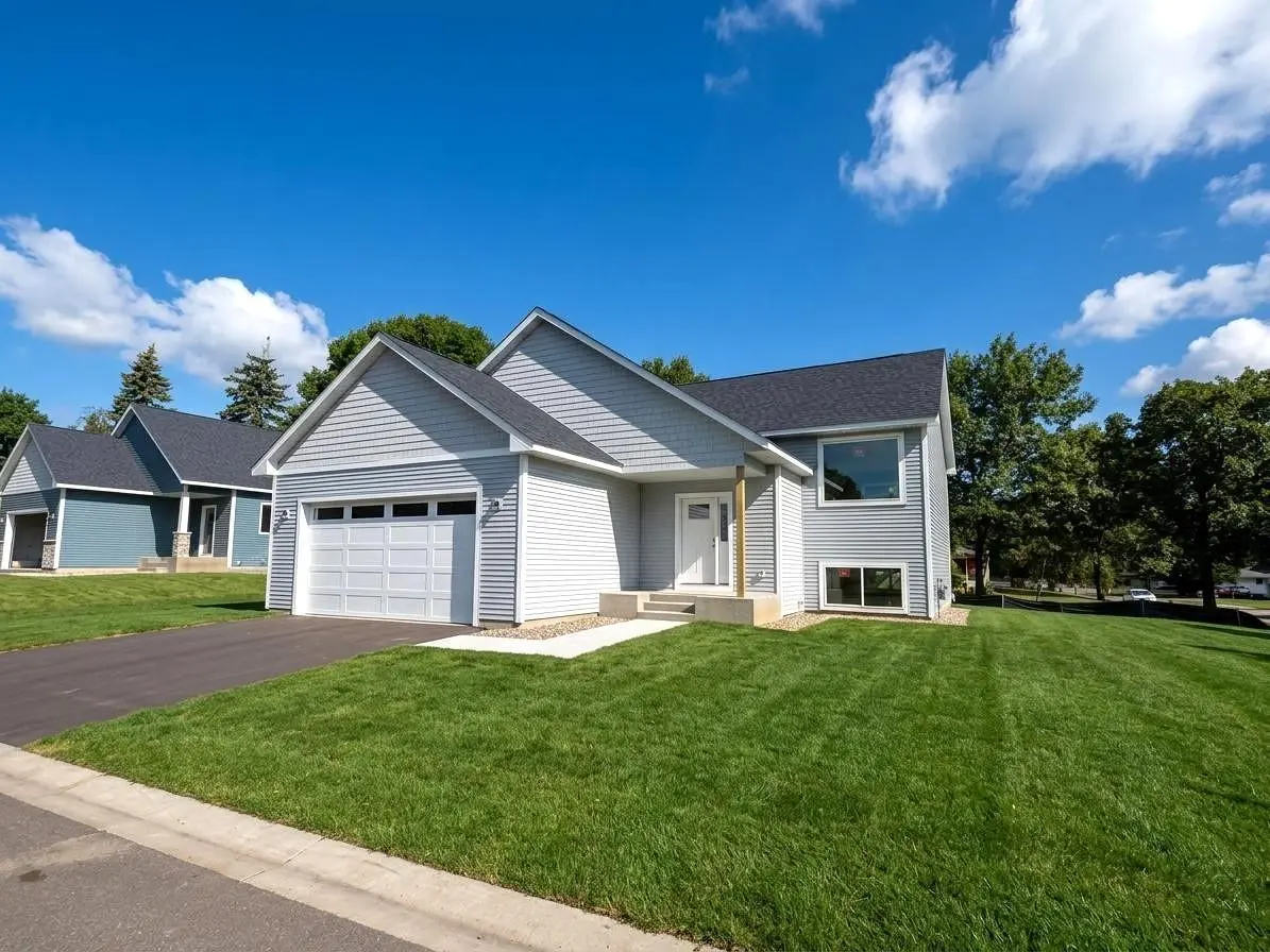 1304 Robinwood LN, Faribault, MN 55021