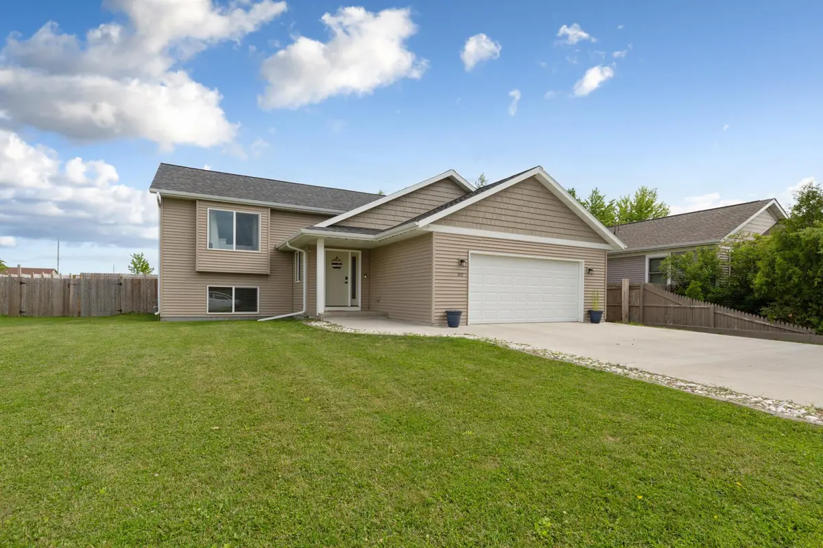 310 Autumn Hills PL NE, Owatonna, MN 55060