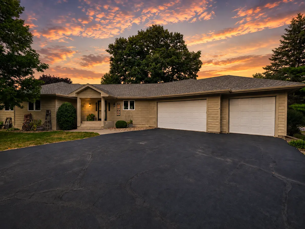 101 Anglewood DR, Kenyon, MN 55946