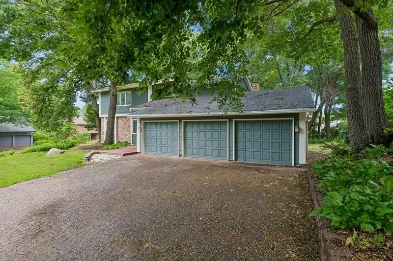 8440 Bayridge LN, Bloomington, MN 55438