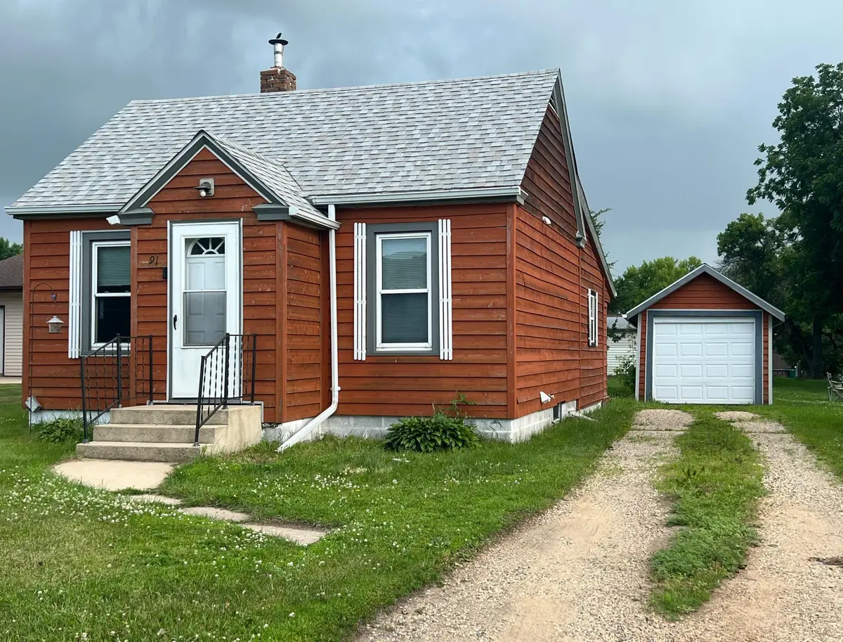 91 6th ST, Windom, MN 56101