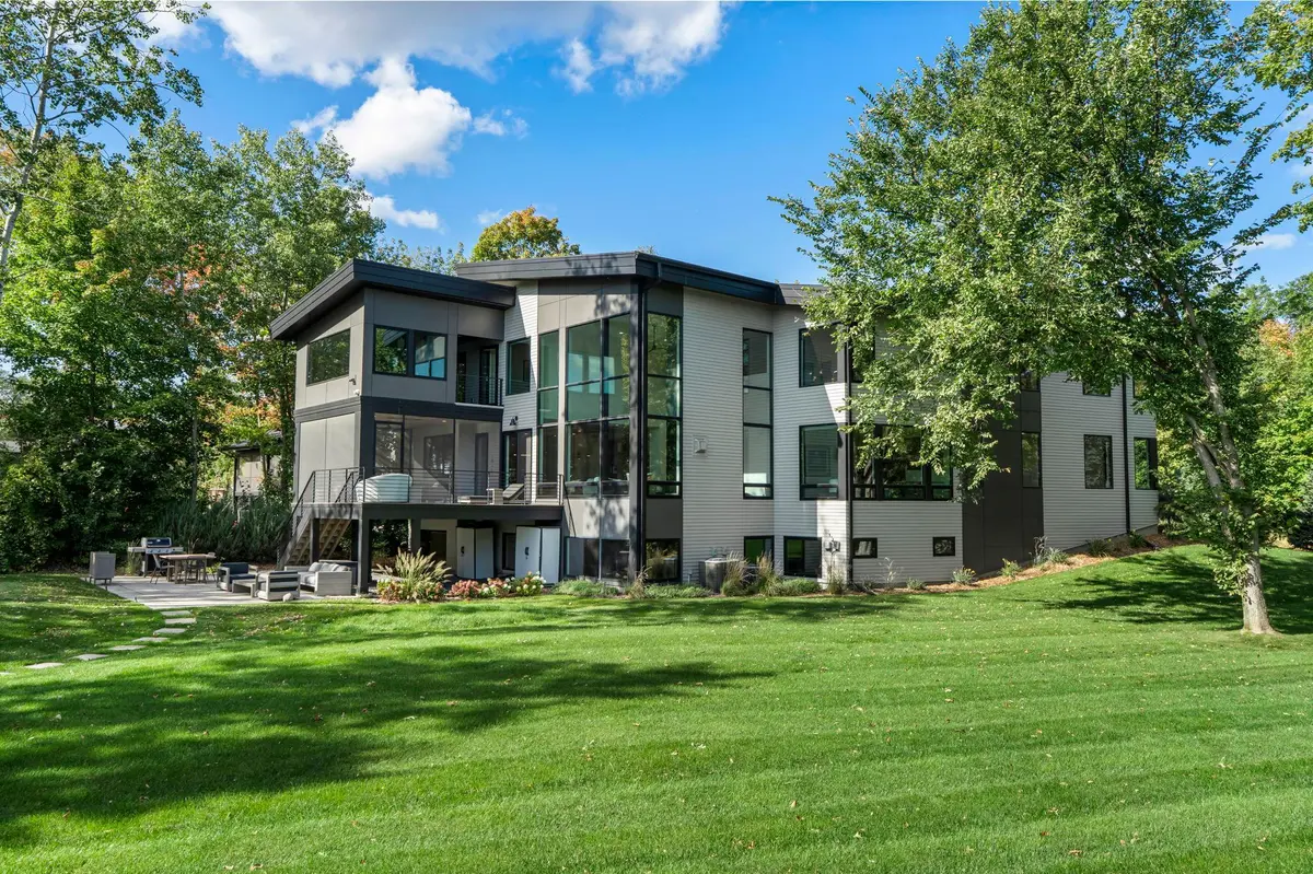 746 Peninsula Point RD, Shakopee, MN 55379