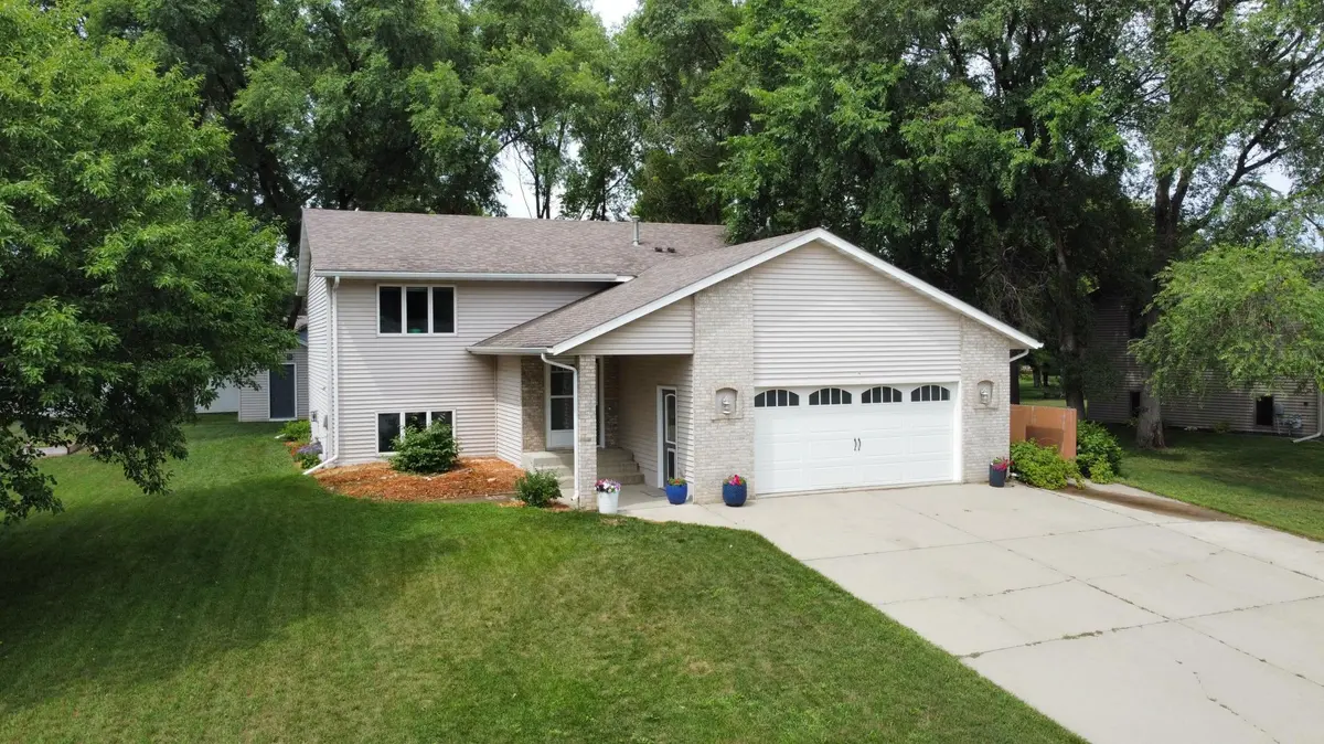 210 Ridgecrest DR, Cannon Falls, MN 55009