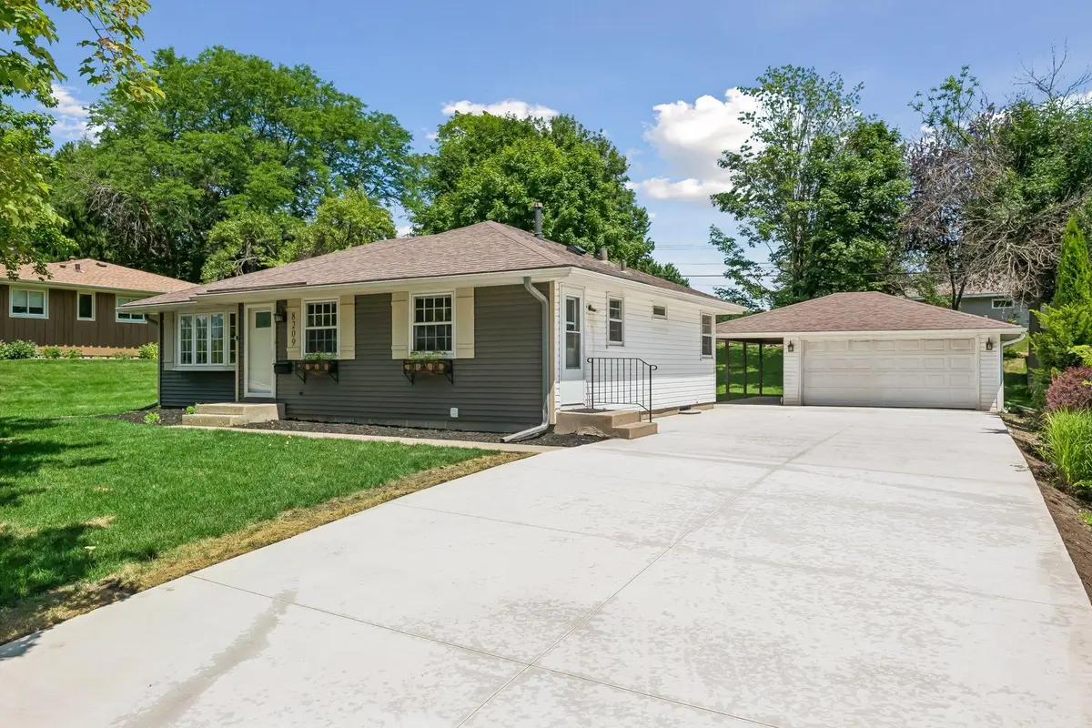 8209 Beard RD, Bloomington, MN 55431