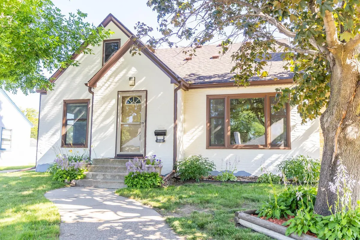 805 Cottage AVE W, Saint Paul, MN 55117