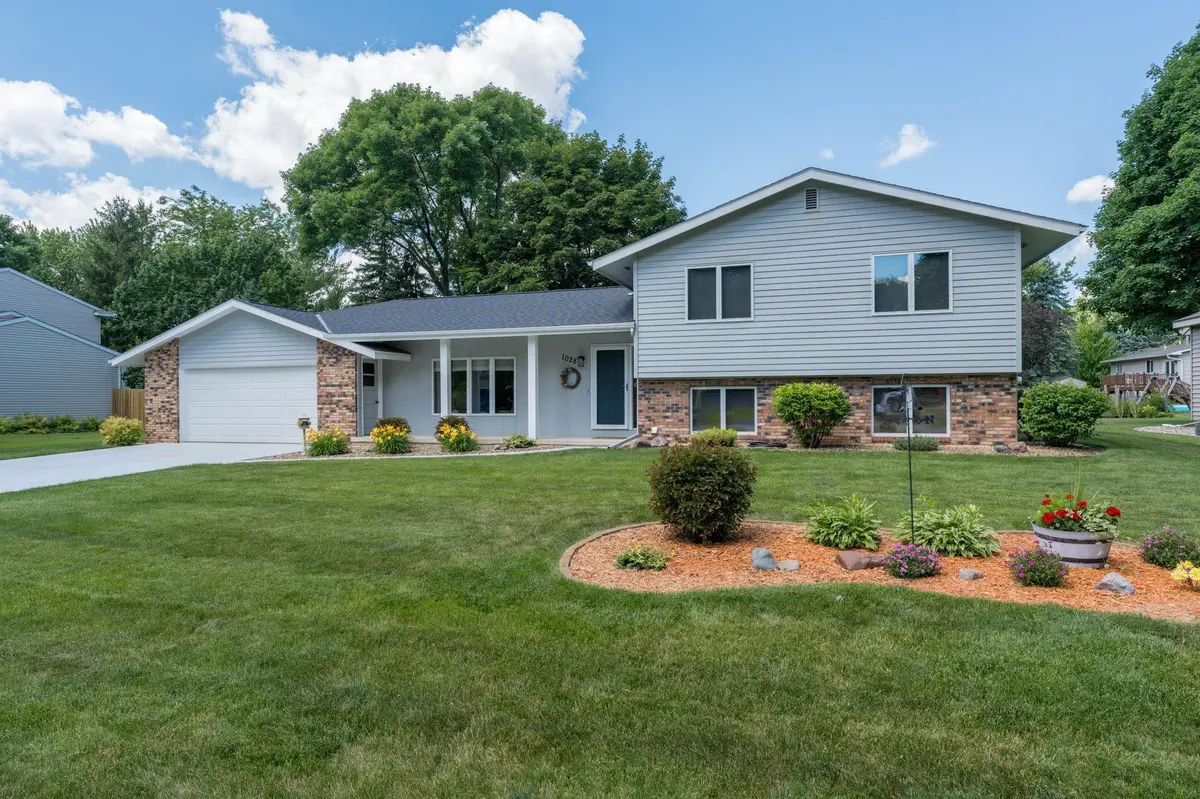 1028 Shady Oak DR, Mankato, MN 56003