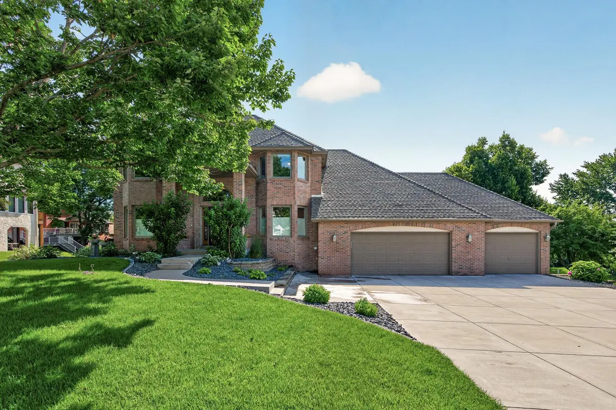 4283 Hillview LN, Vadnais Heights, MN 55127