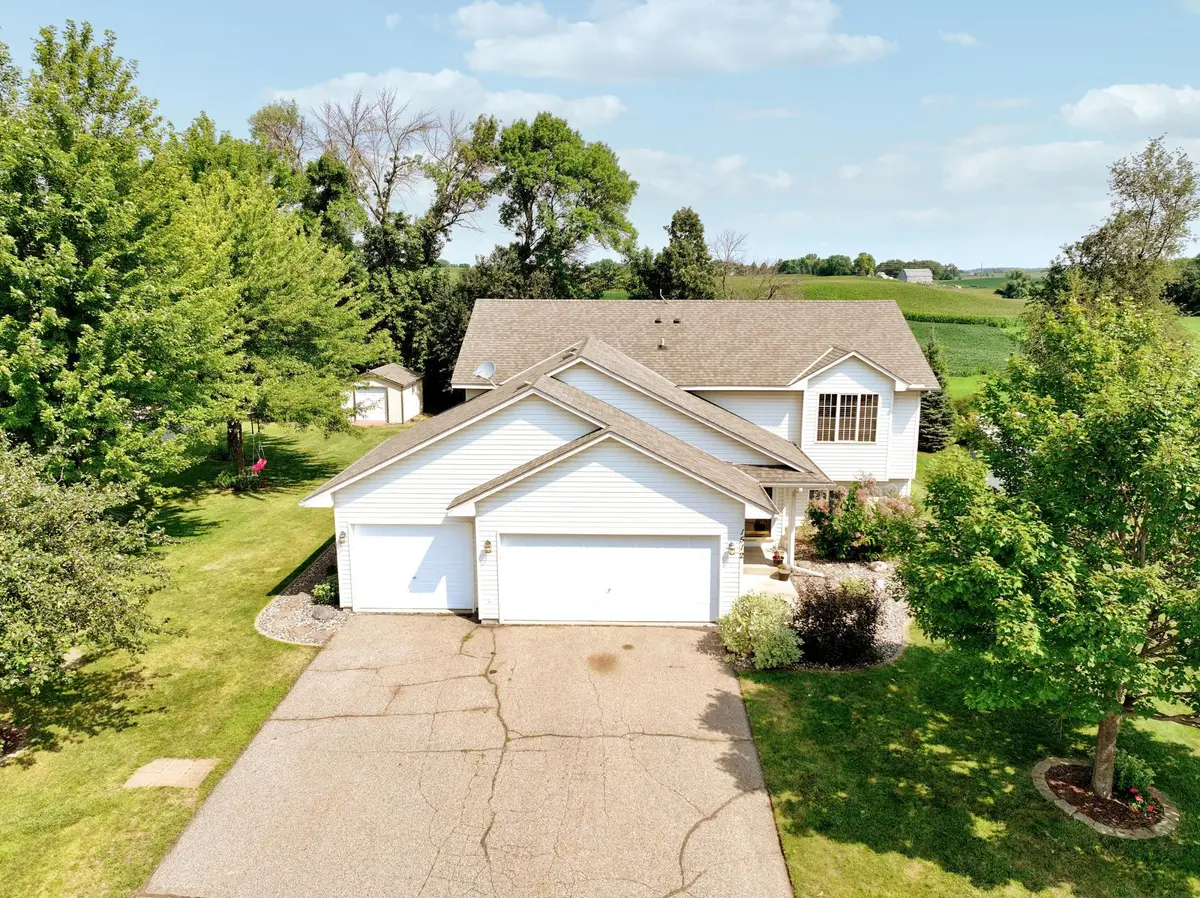 1512 Pond View CT, Cologne, MN 55322