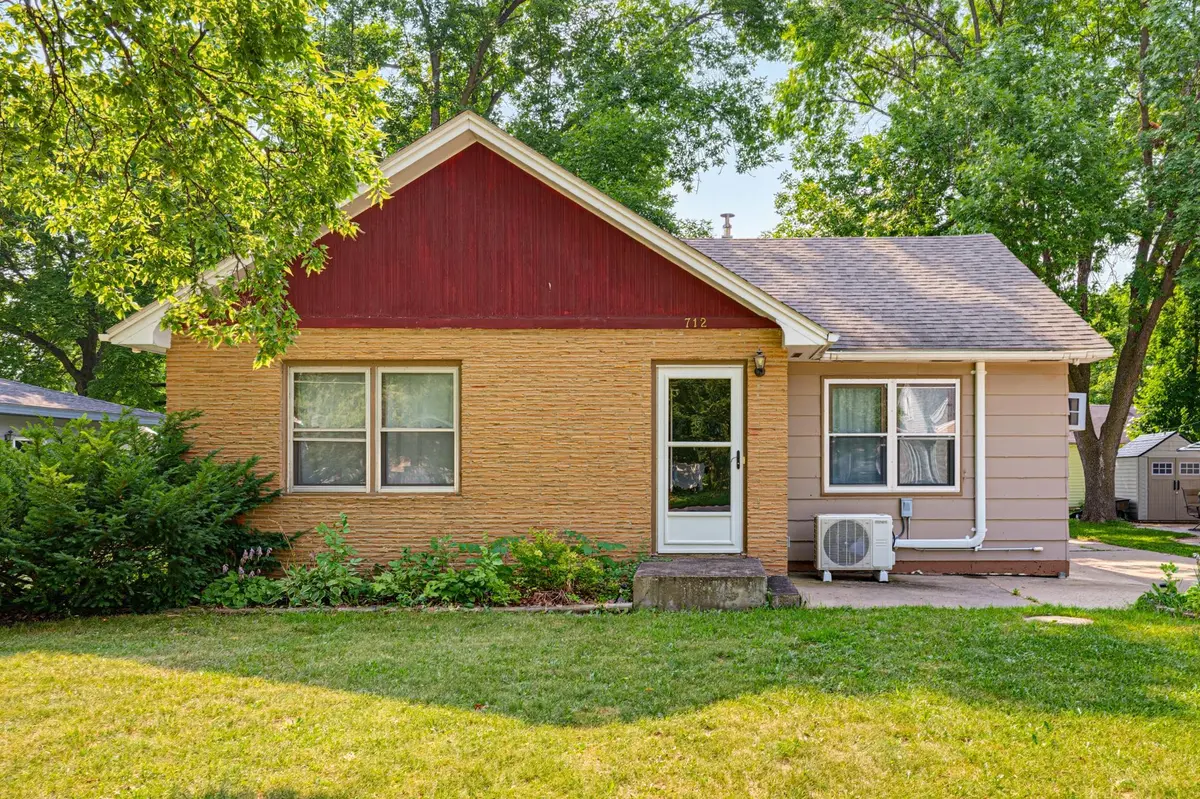 712 Lynn RD SW, Hutchinson, MN 55350