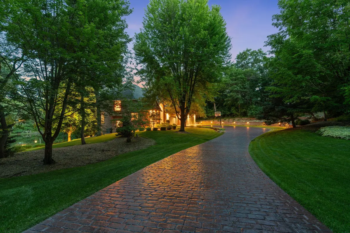 720 Timber LN, Shoreview, MN 55126