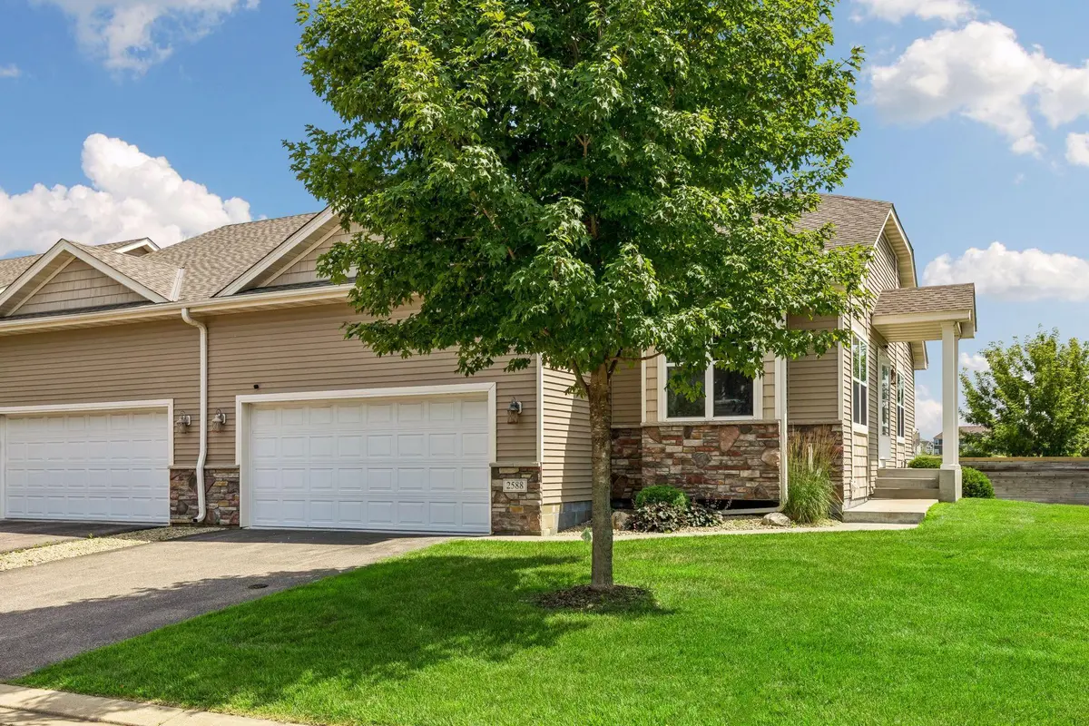 2588 Vierling DR E, Shakopee, MN 55379