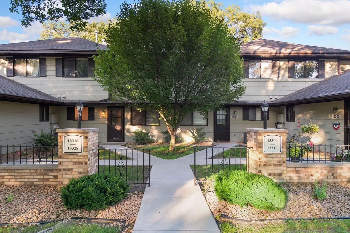 13316 Zenith LN, Eden Prairie, MN 55346