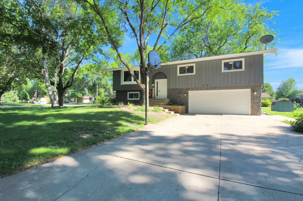 601 25th AVE SW, Willmar, MN 56201