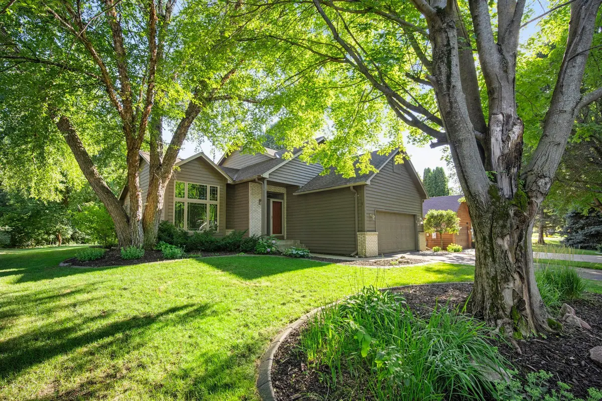 960 Wildflower CT, Eagan, MN 55123