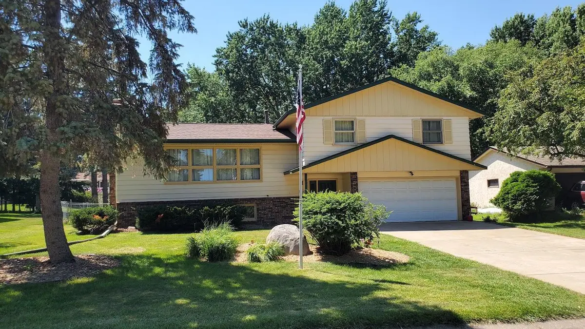 1880 Richal DR, Woodbury, MN 55125