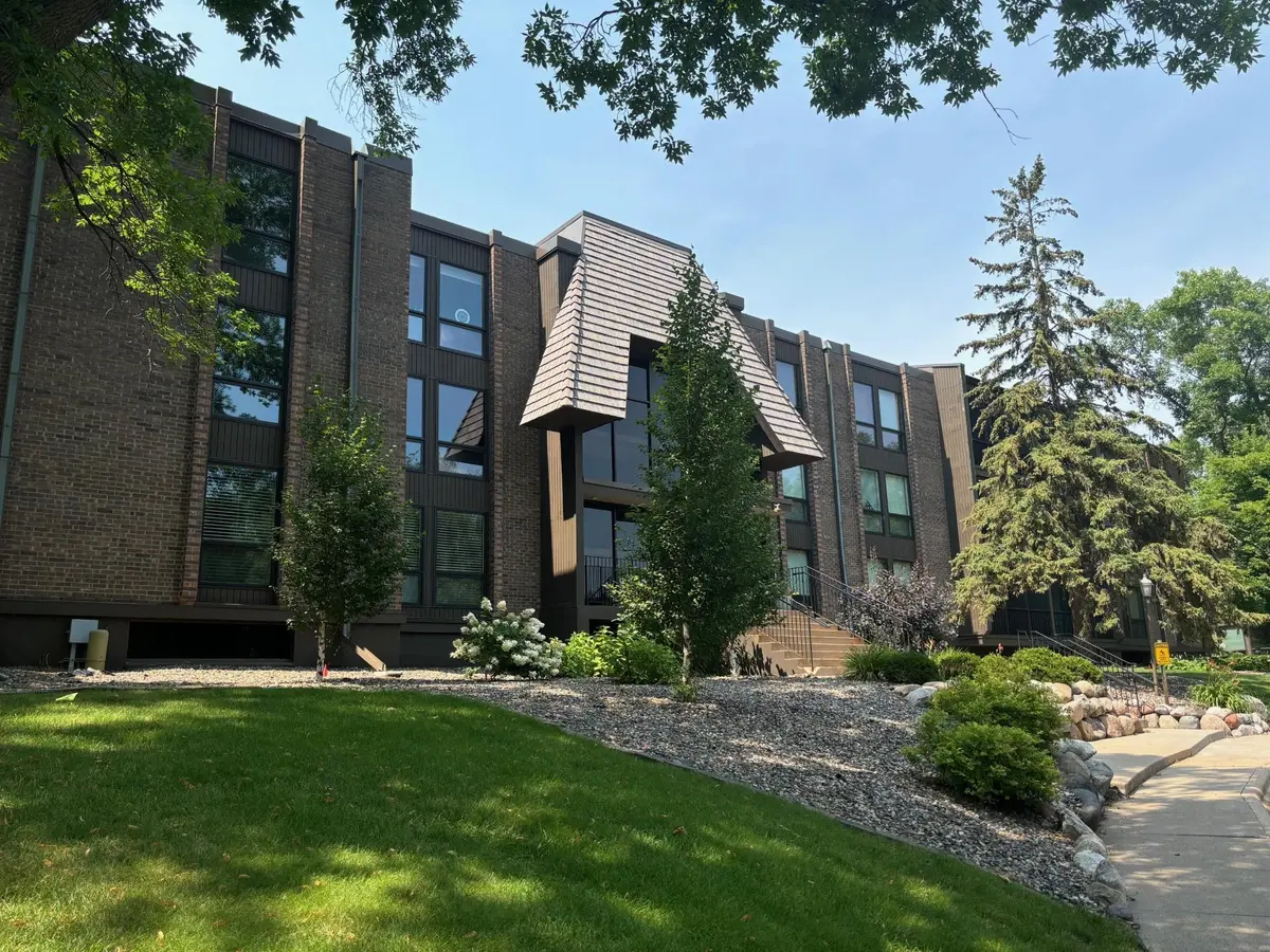 6075 Lincoln DR #201, Edina, MN 55436
