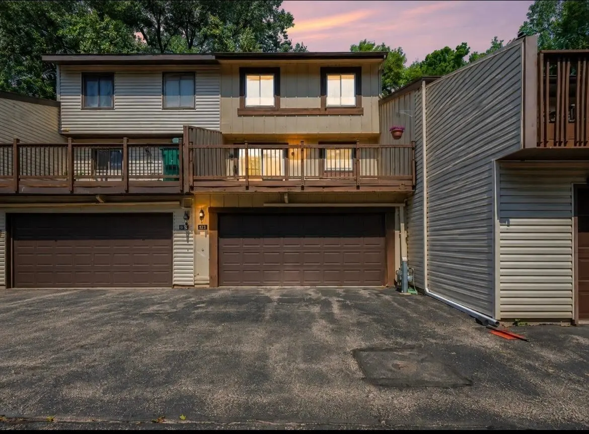 293 River Woods LN, Burnsville, MN 55337